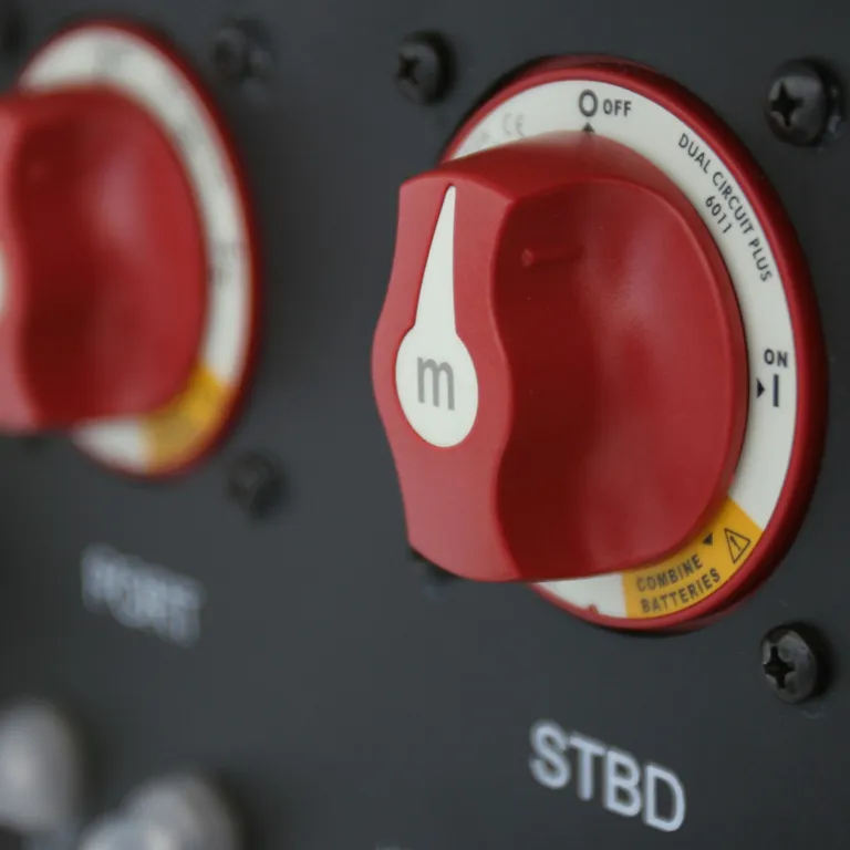 Blue Sea pakke med Hovedbryter 300A og Batterilader 10A