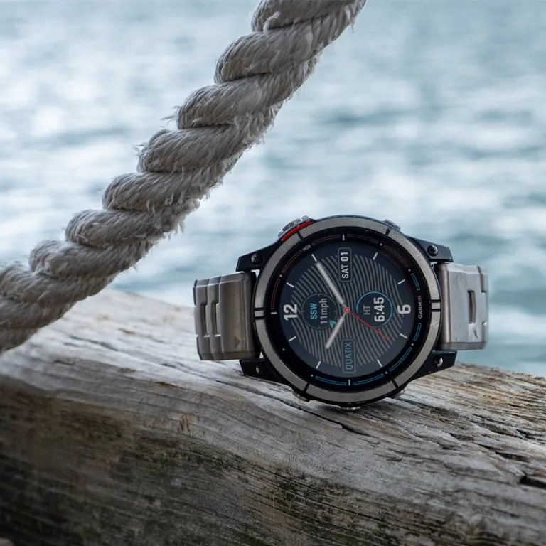 Garmin quatix 7 Solar Edition, 51 mm maritim smartklokke med solcellelading, multibånd GPS, titanramme, og titan- og silikonrem