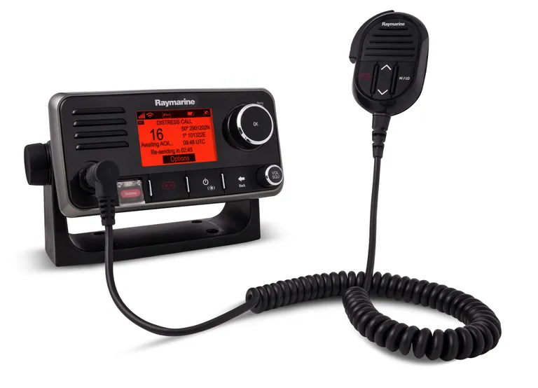 Raymarine Ray63 fastmontert VHF med DSC og kan tilkobles ekstern håndsett