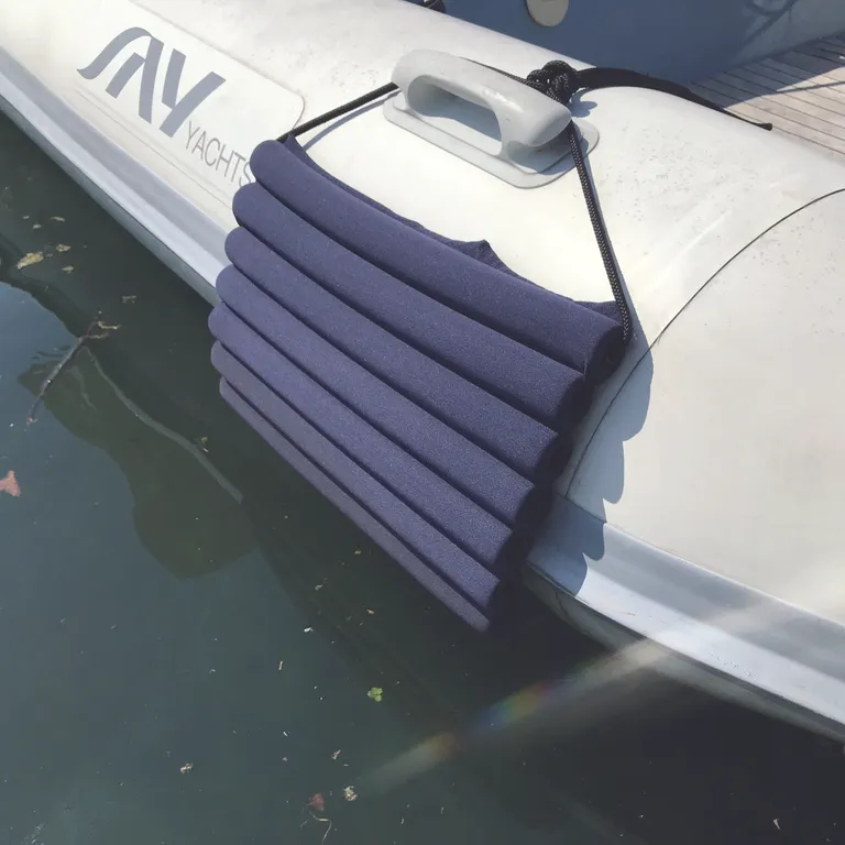 Fender-Design Flexicush fleksibel universalfender i blå og svart