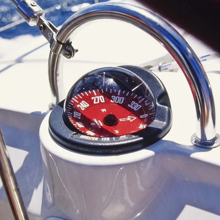 Plastimo kompass Horizon 135, sort med rød kompassrose