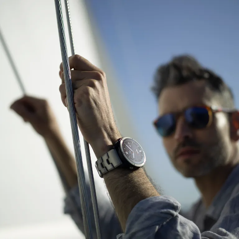 Garmin quatix 7 Solar Edition, 51 mm maritim smartklokke med solcellelading, multibånd GPS, titanramme, og titan- og silikonrem